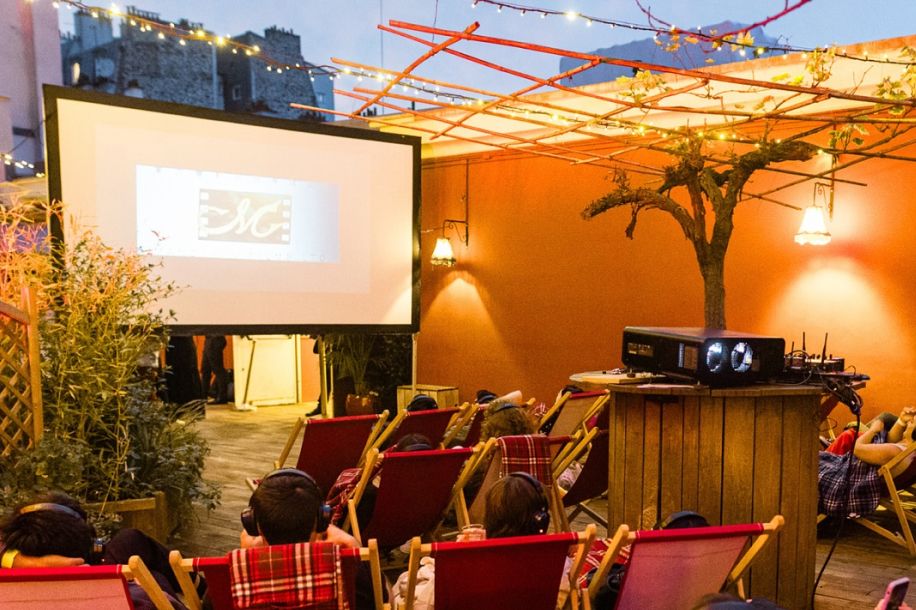 projection cinema gratuit rooftop machine moulin rouge 2025 1