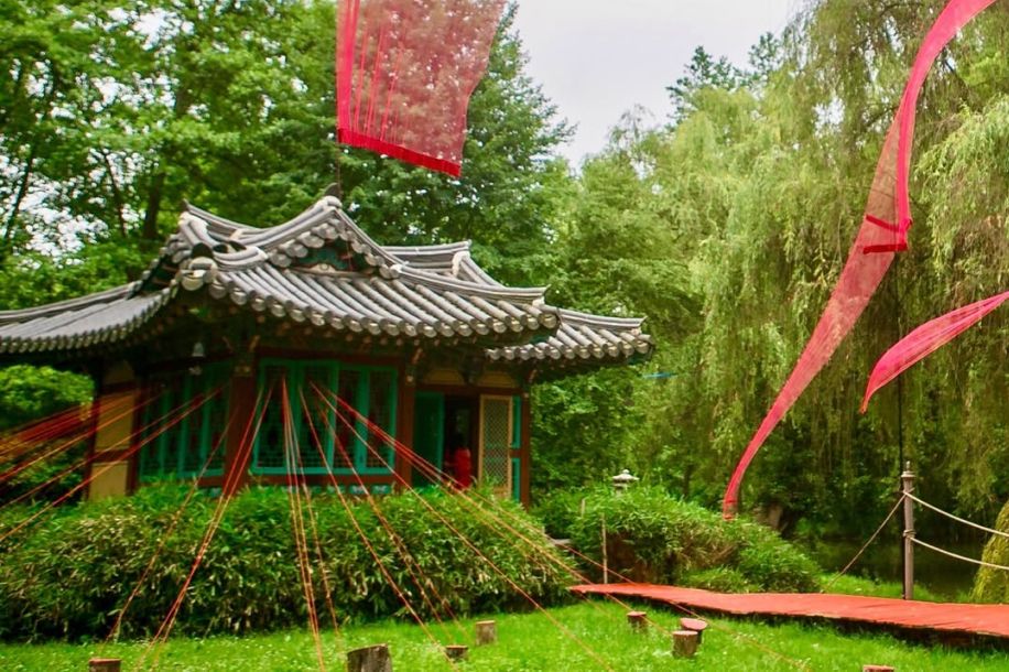 Balade enchantée et insolite au jardin du Moulin Jaune : poésie, de fanfares et fantaisie