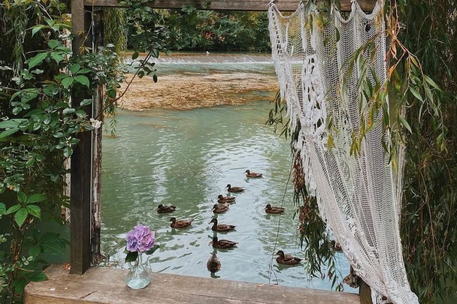 Balade enchantée et insolite au jardin du Moulin Jaune : poésie, de fanfares et fantaisie