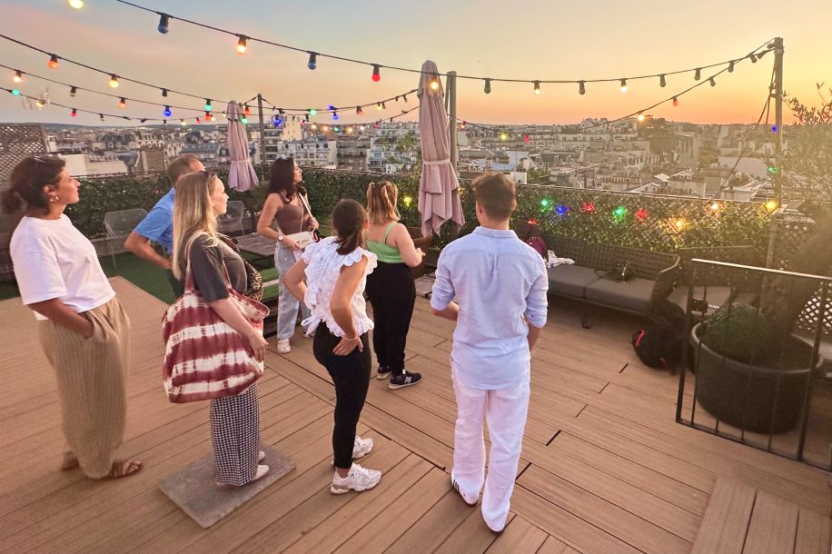 Salsa ou bachata ? Apéro et cours sur un rooftop aux Champs-Élysées !