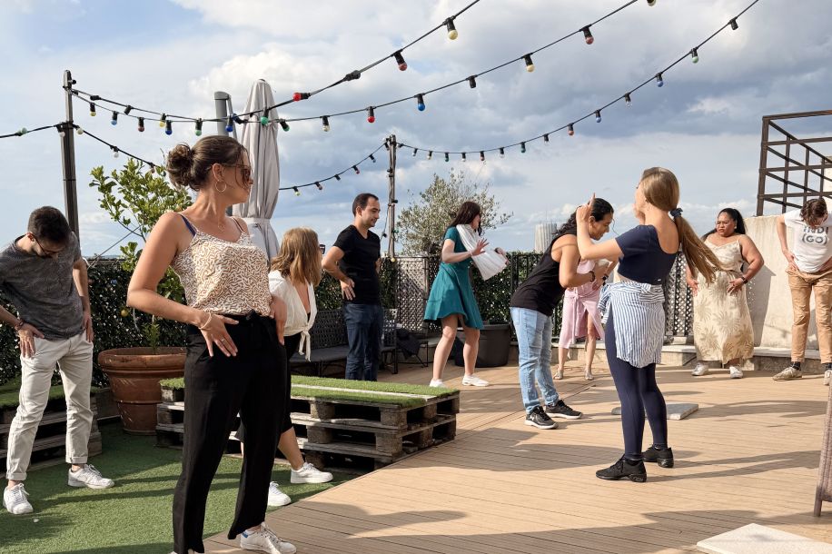 Salsa ou bachata ? Apéro et cours sur un rooftop aux Champs Élysées !