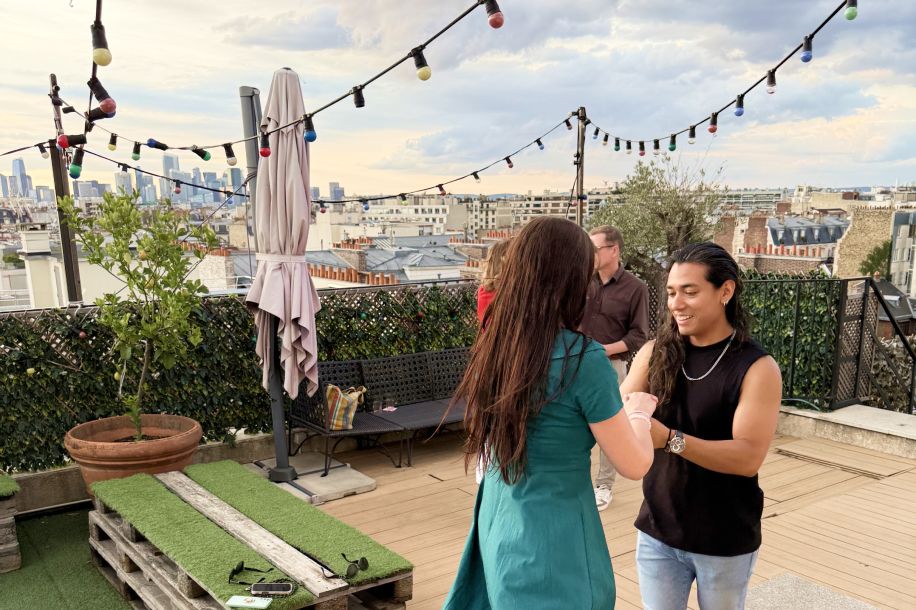 Salsa ou bachata ? Apéro et cours sur un rooftop aux Champs Élysées !