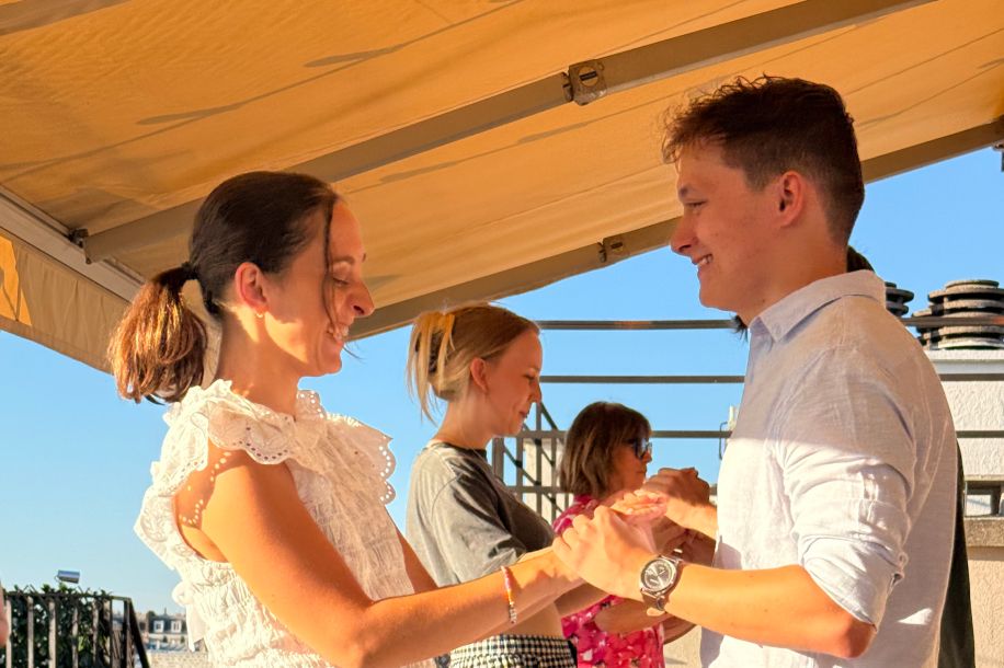 Salsa ou bachata ? Apéro et cours sur un rooftop aux Champs Élysées !
