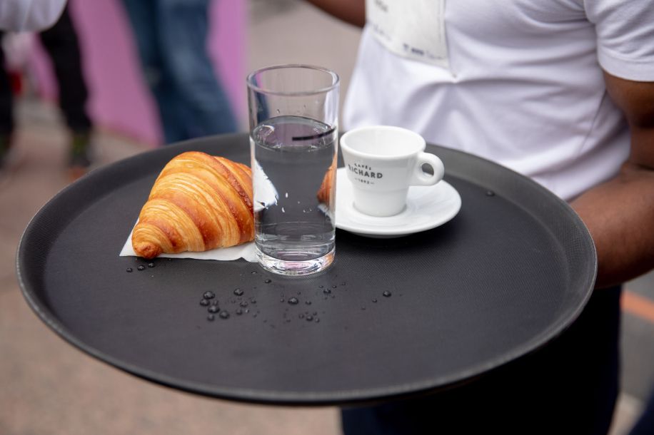 Course des cafés 2025 : 3 km avec un plateau, un café et un croissant à la main