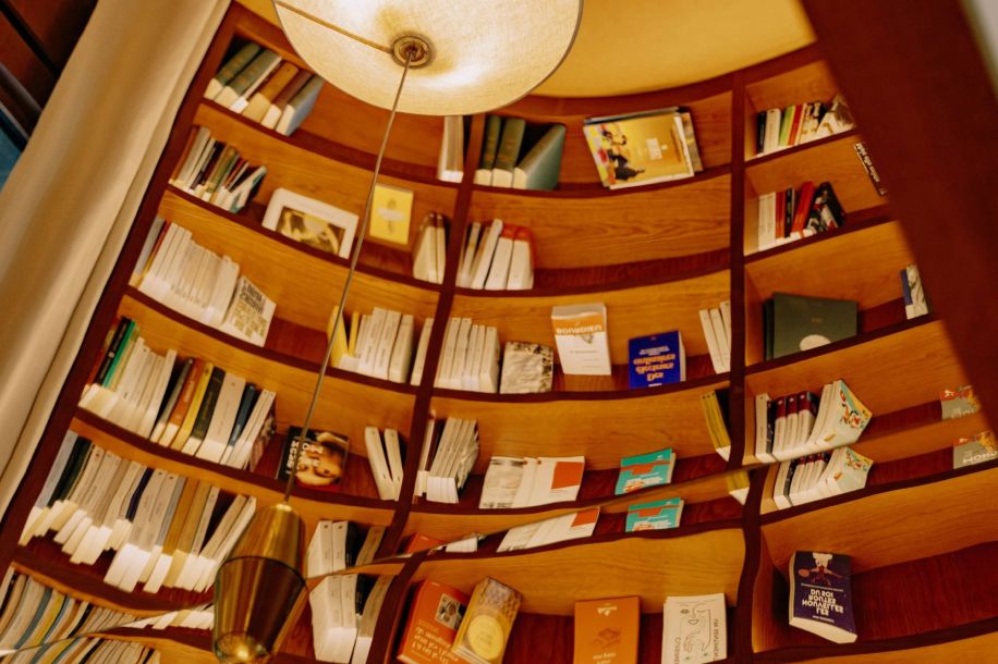 Off campus, le lieu hybride entre café, librairie et cours du soir !