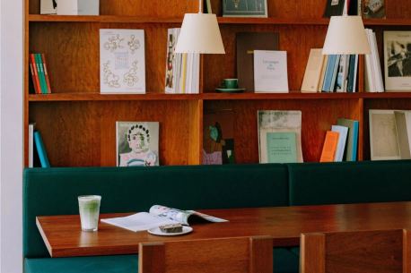 Off-campus, le lieu hybride entre café, librairie et cours du soir !