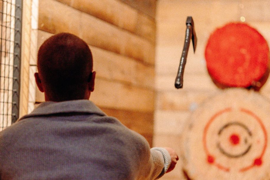 wildness val doise lancer haches flechettes shuffleboard 1