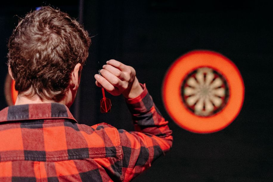 Wildness à L’Isle Adam : le nouveau spot pour tester lancer de haches, fléchettes et shuffleboard !