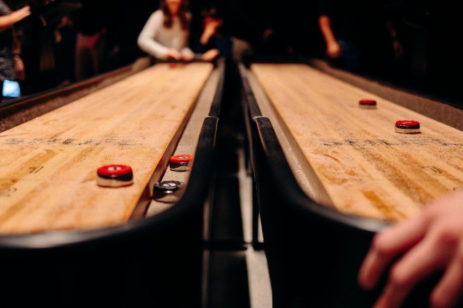 Wildness à L’Isle Adam : le nouveau spot pour tester lancer de haches, fléchettes et shuffleboard !