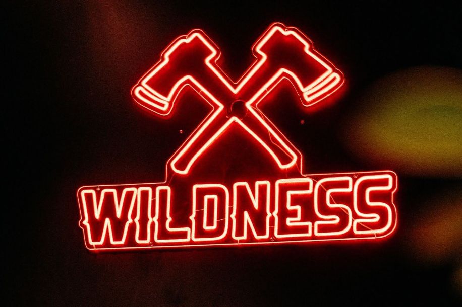 Wildness à L’Isle Adam : le nouveau spot pour tester lancer de haches, fléchettes et shuffleboard !