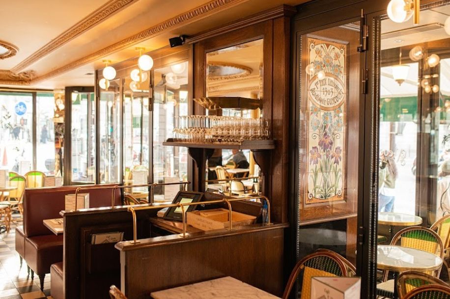 Croissant géant et latte XXL : la pause café la plus démesurée de Paris