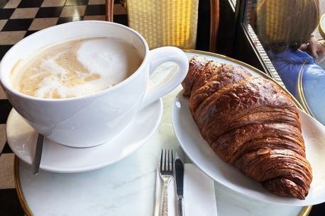 Croissant géant et latte XXL : la pause café la plus démesurée de Paris