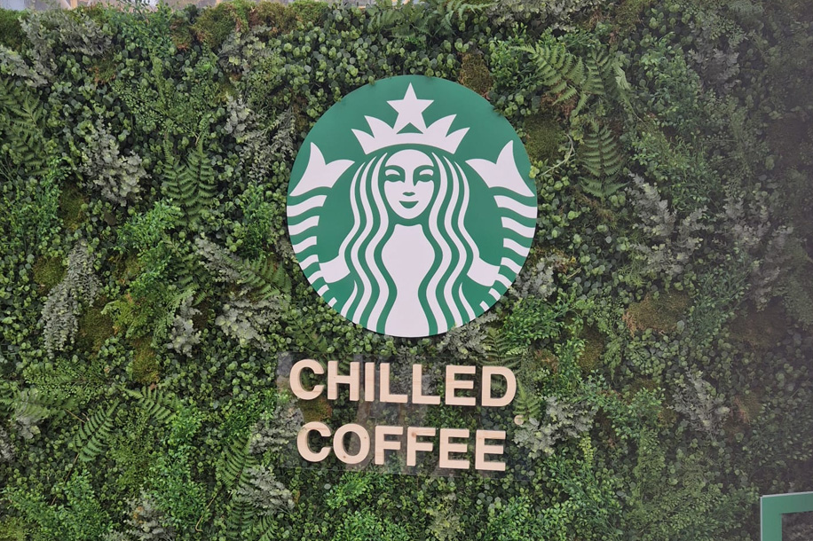Starbucks installe un café éphémère gratuit dans une bulle sur le parvis de La Défense