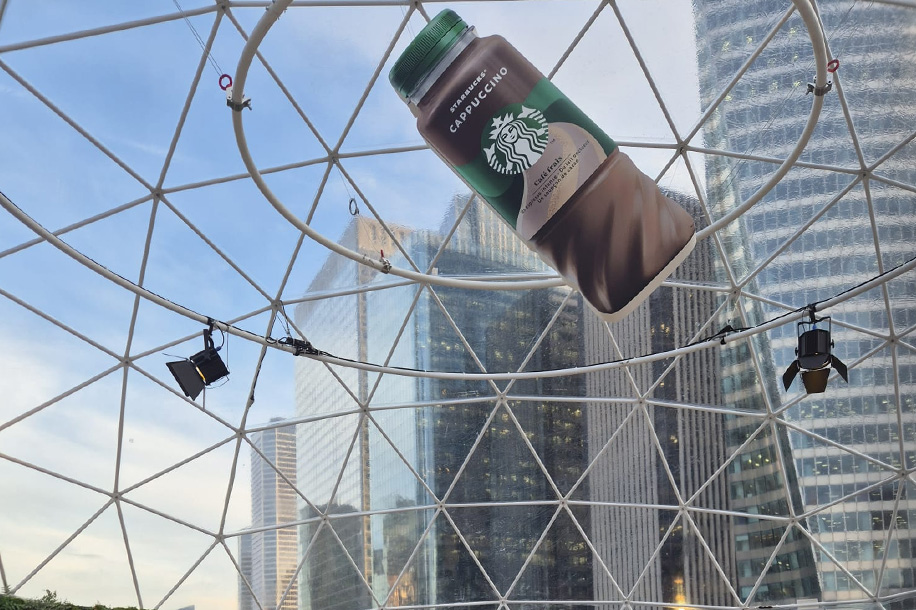 Starbucks installe un café éphémère gratuit dans une bulle sur le parvis de La Défense