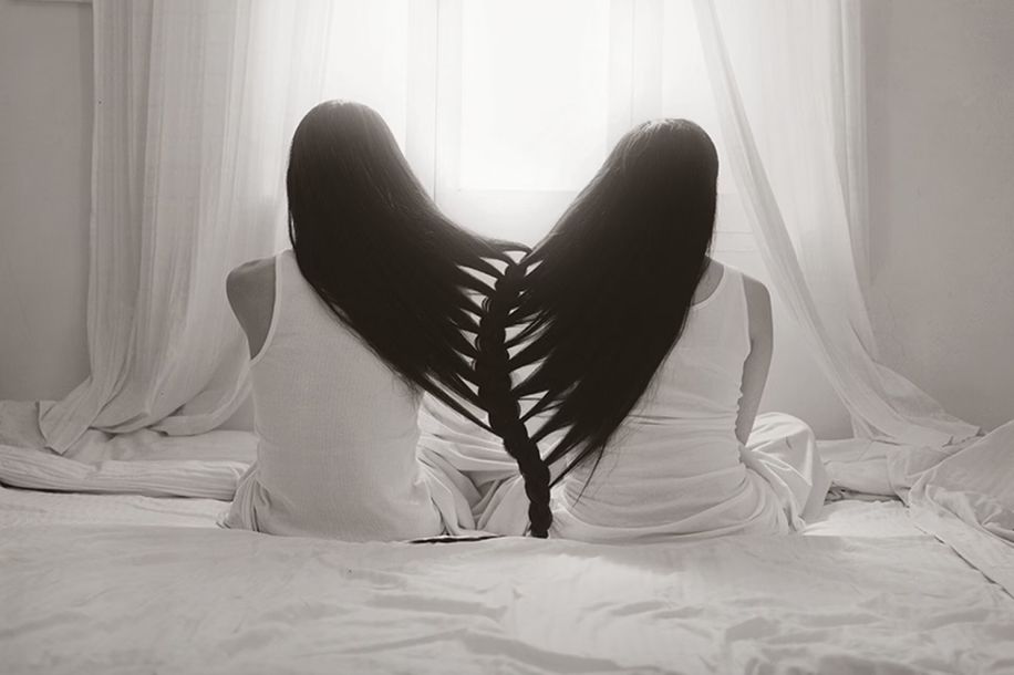 “En Plein Cœur”, l’exposition gratuite qui explore un siècle d’amour chez Guerlain