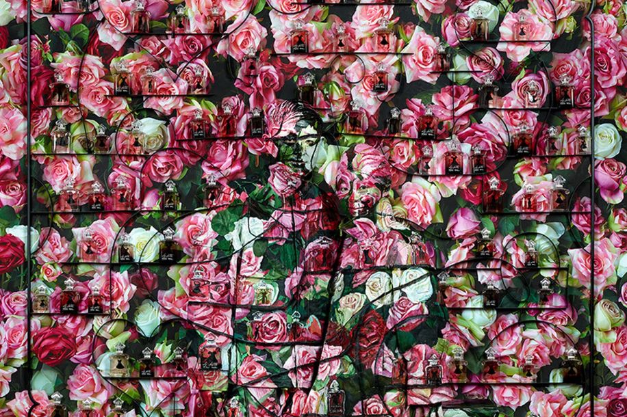 “En Plein Cœur”, l’exposition gratuite qui explore un siècle d’amour chez Guerlain