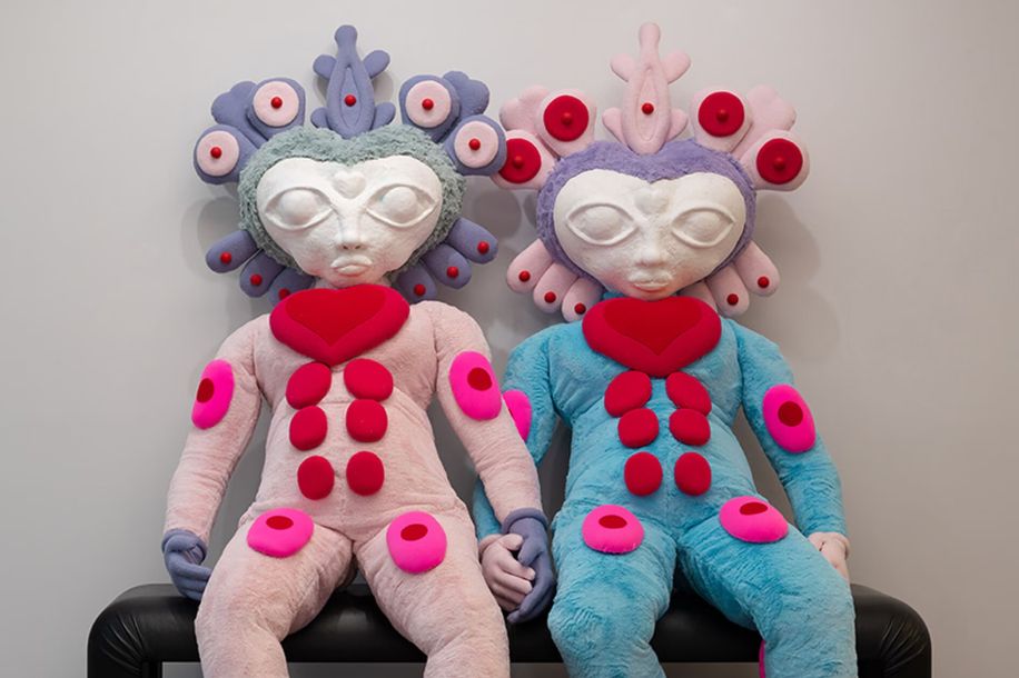 “En Plein Cœur”, l’exposition gratuite qui explore un siècle d’amour chez Guerlain