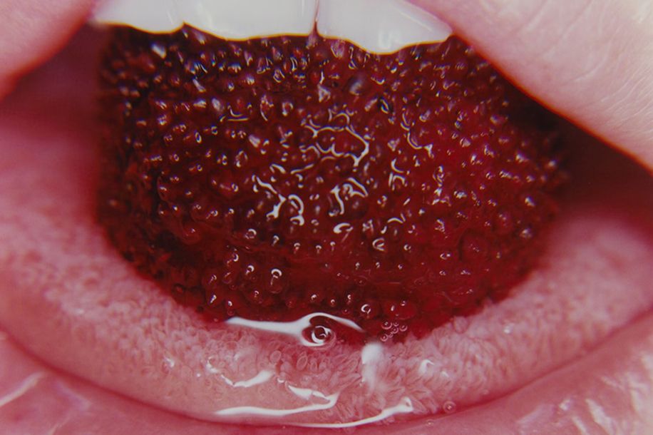 “En Plein Cœur”, l’exposition gratuite qui explore un siècle d’amour chez Guerlain