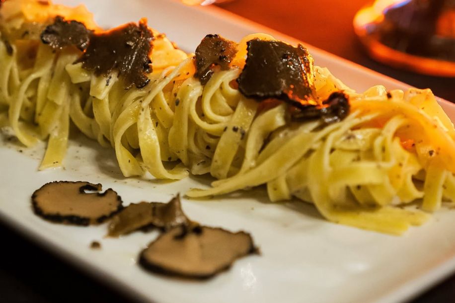 La Baraque : l’adresse du 11e où l’on dîne, trinque et danse jusqu’à l’aube