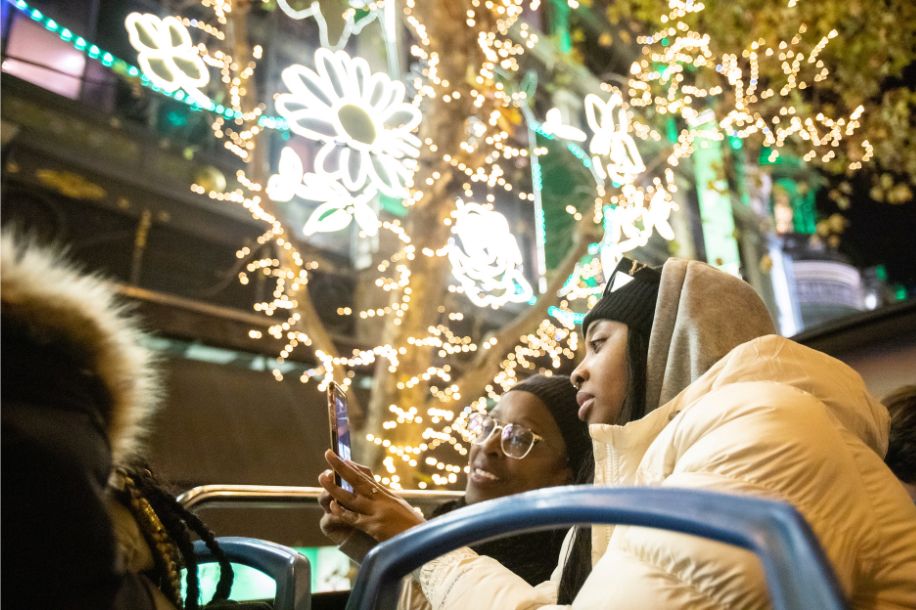 Tour de Noël en bus à prix réduit : Paris en lumière dès 31,20 € !