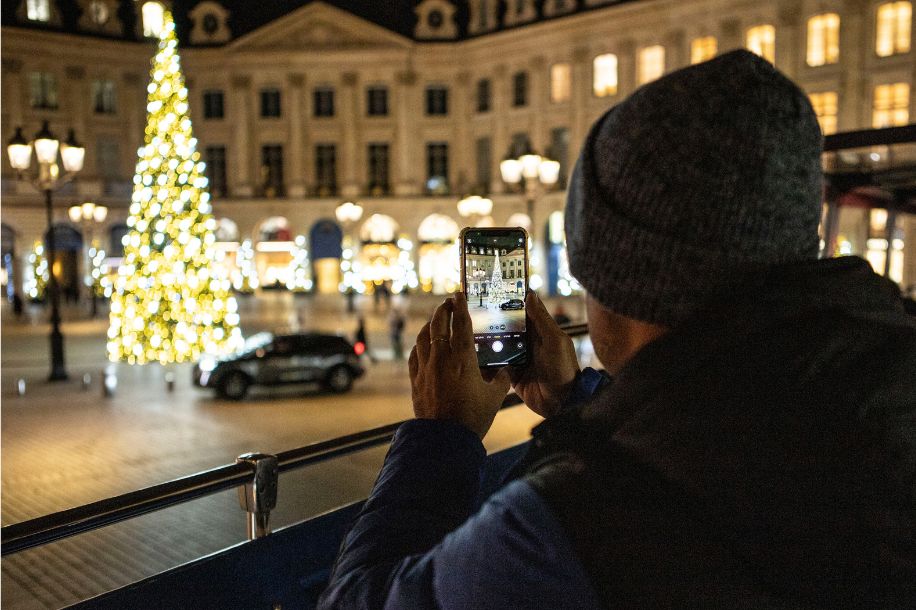 Tour de Noël en bus à prix réduit : Paris en lumière dès 31,20 € !