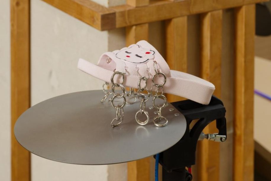 Expo insolite et gratuite : le concert de tongs imaginé par Meriem Bennani