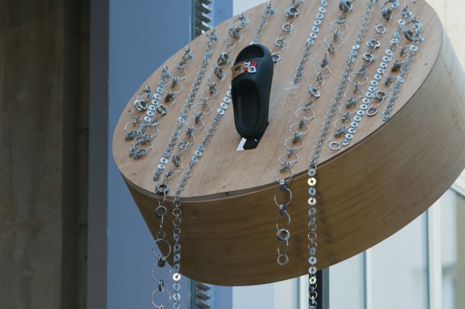 Expo insolite et gratuite : le concert de tongs imaginé par Meriem Bennani