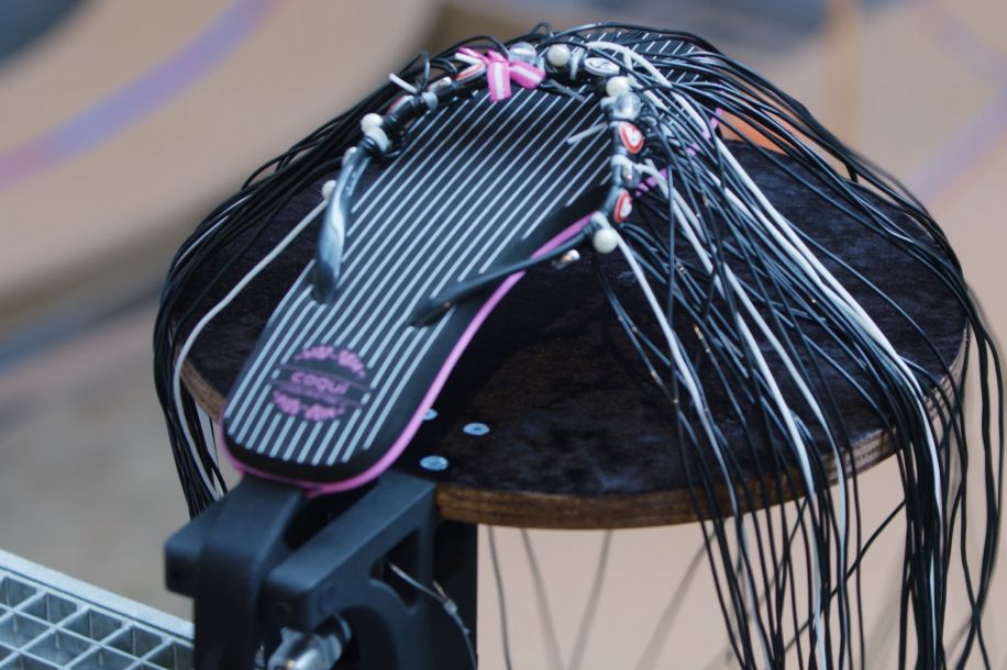 Expo insolite et gratuite : le concert de tongs imaginé par Meriem Bennani