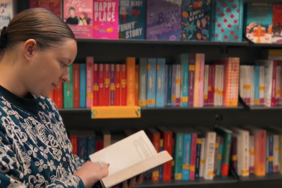 Gibert Romance : la plus grande librairie dédiée à la Romance, la Romantasy et le Young Adult