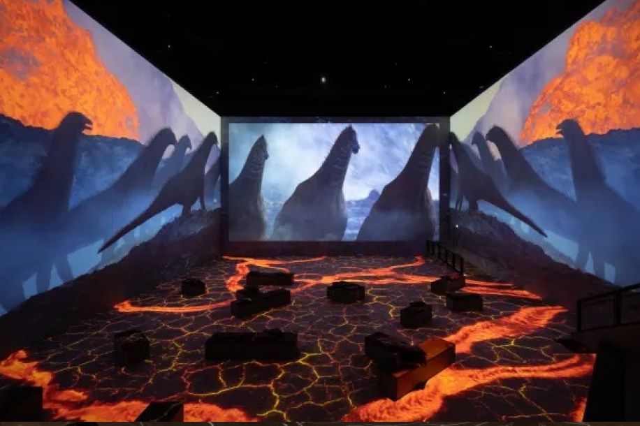 Planète Préhistorique : les dinosaures s’invitent à l’Atelier des Lumières