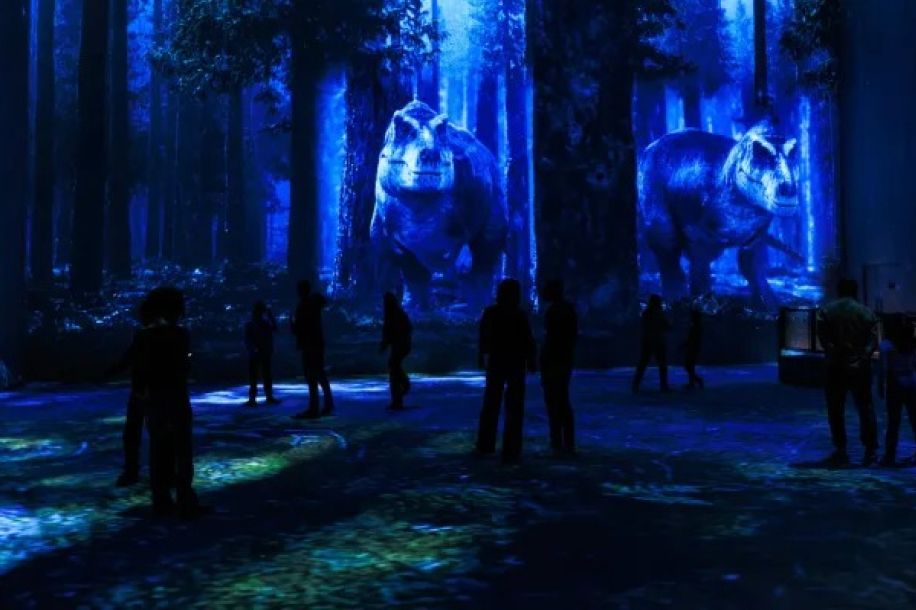 Planète Préhistorique : les dinosaures s’invitent à l’Atelier des Lumières