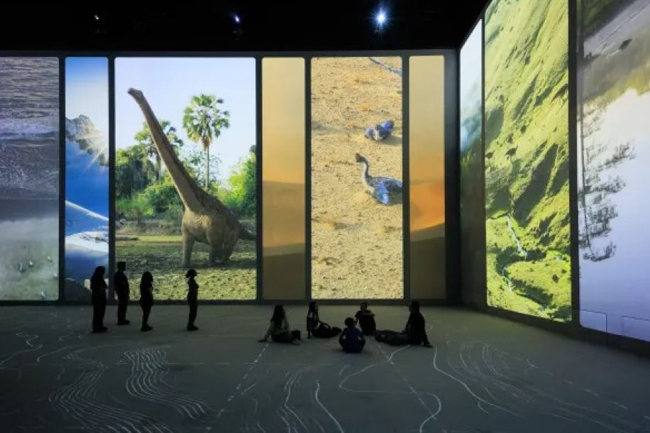 Planète Préhistorique : les dinosaures s’invitent à l’Atelier des Lumières