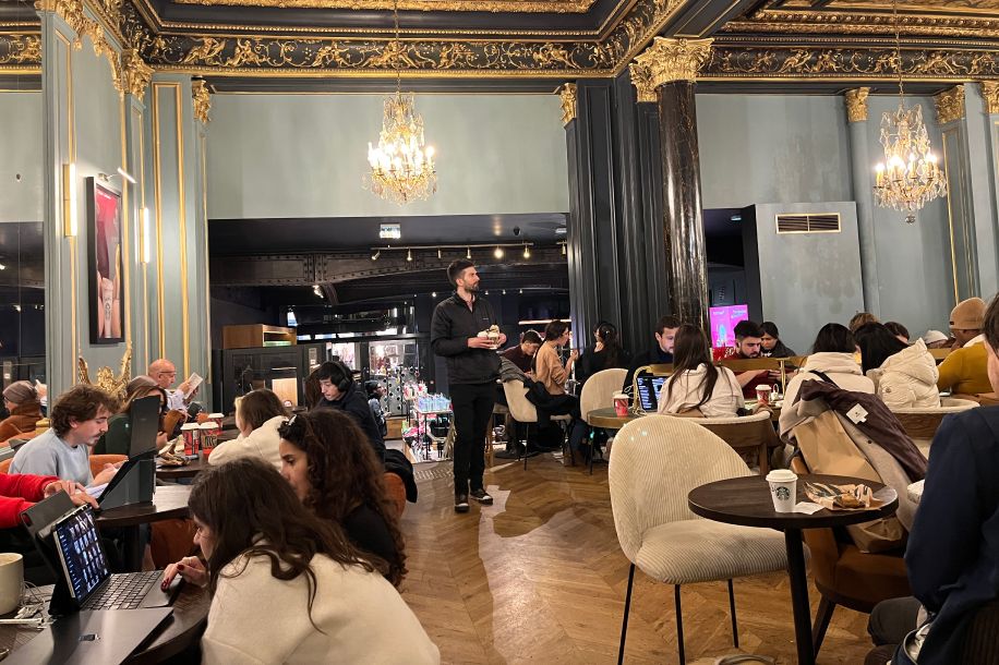 Le Starbucks des Capucines, ce spot (encore plus) parfait pour une first date