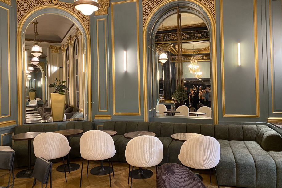 Le Starbucks des Capucines, ce spot (encore plus) parfait pour une first date