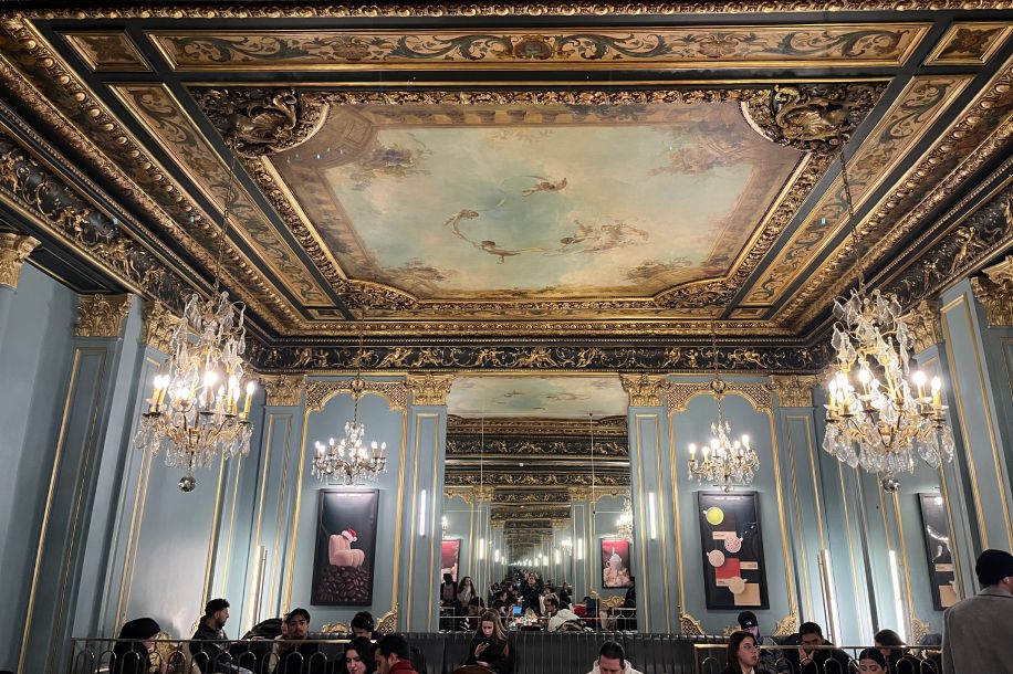 Le Starbucks des Capucines, ce spot (encore plus) parfait pour une first date