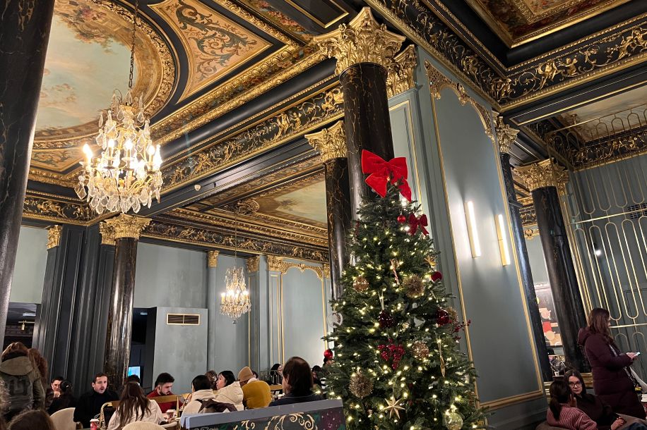 Le Starbucks des Capucines, ce spot (encore plus) parfait pour une first date