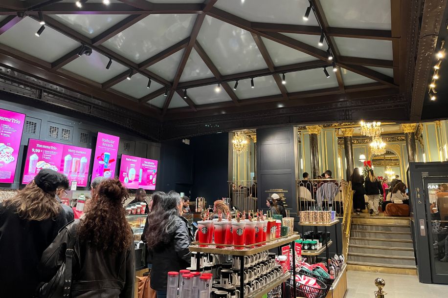 Le Starbucks des Capucines, ce spot (encore plus) parfait pour une first date