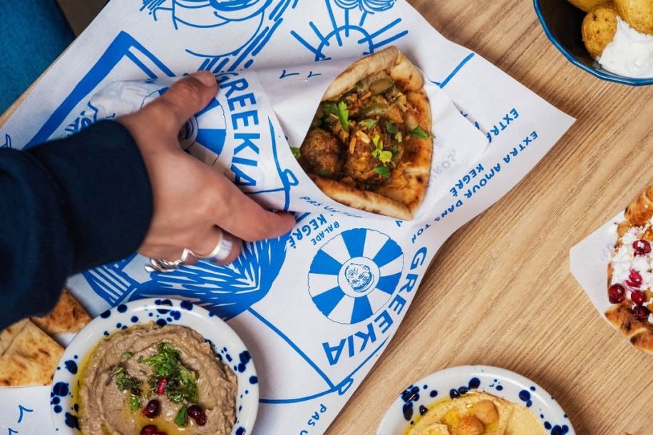 100 kegrés offerts et cuisine méditerranéenne : Greekia ouvre à Paris