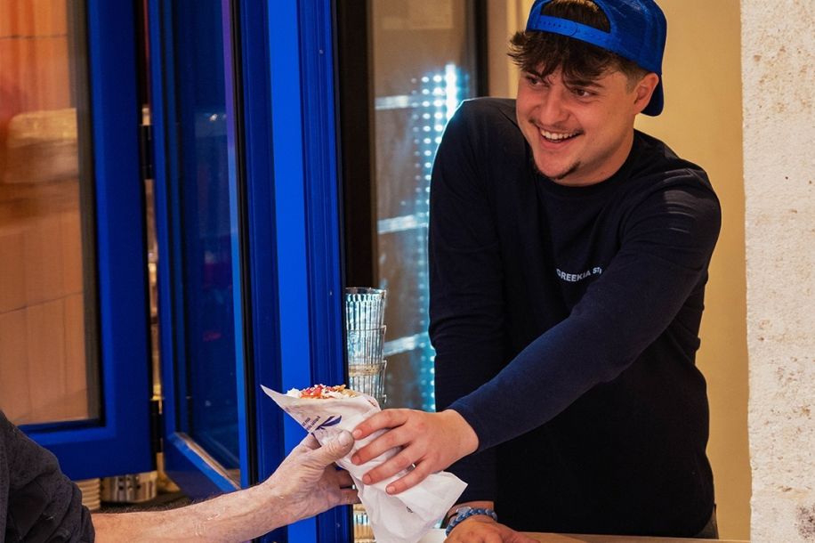 100 kegrés offerts et cuisine méditerranéenne : Greekia ouvre à Paris