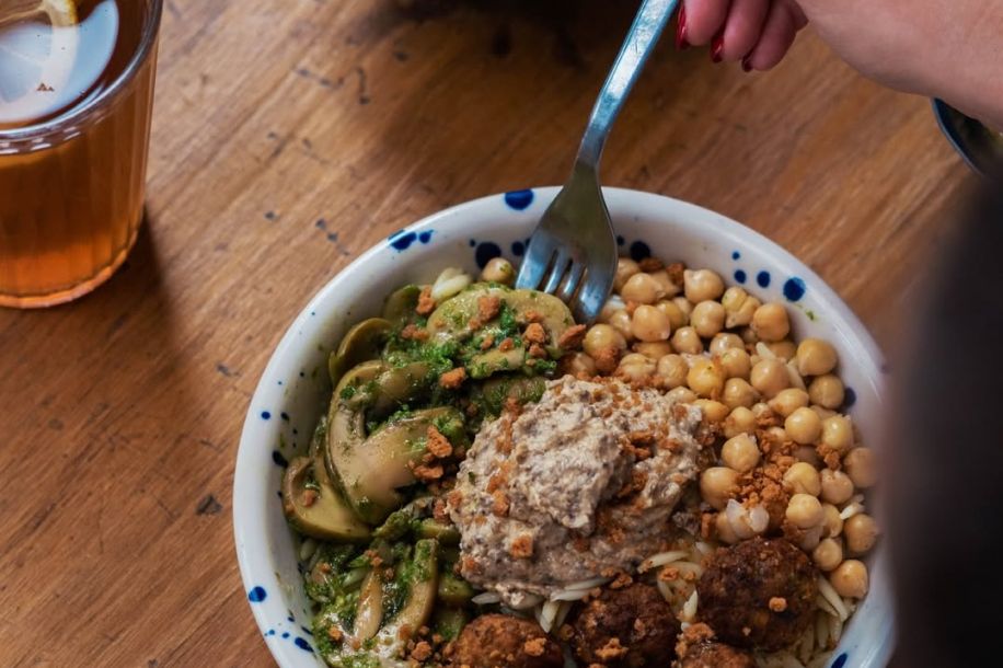 100 kegrés offerts et cuisine méditerranéenne : Greekia ouvre à Paris