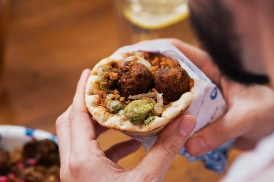 100 kegrés offerts et cuisine méditerranéenne : Greekia ouvre à Paris