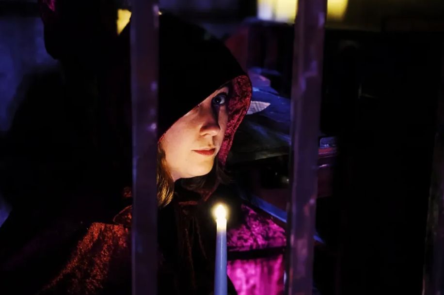 Wolf Gang : un Loup Garou grandeur nature au cœur d’une cité médiévale