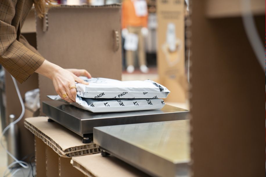 Dix tonnes de colis mystères mises en vente et une semaine pour tenter sa chance !