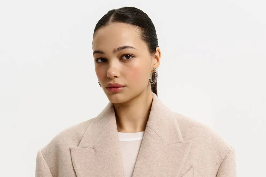 La couleur de base ne se limite pas au noir : TOP couleurs pour manteaux courts