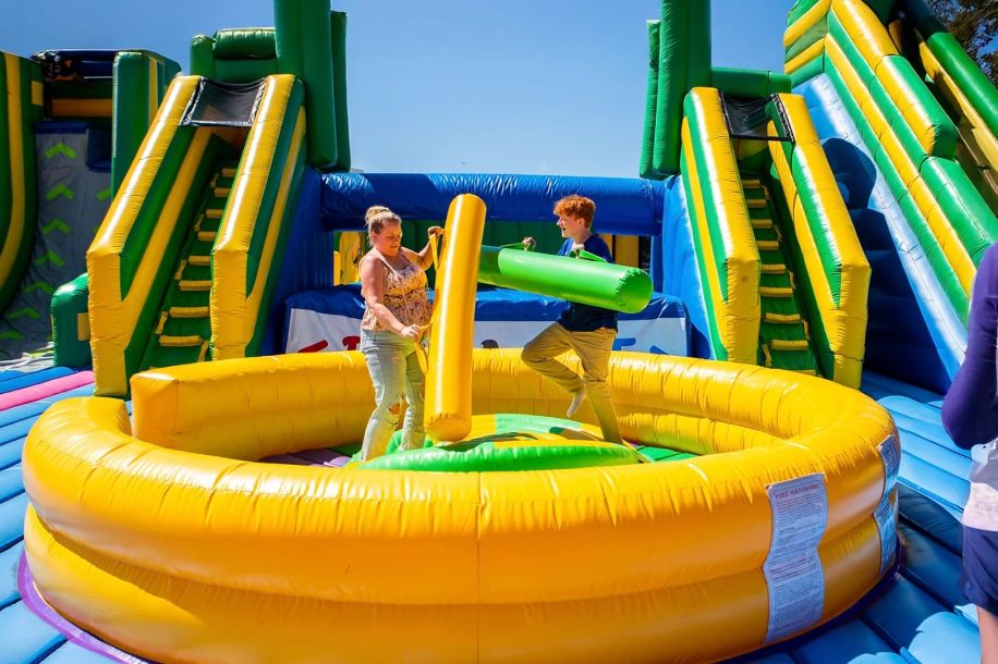 FunBox, le plus grand parc gonflable du monde débarque en en Île de France pour 3 mois