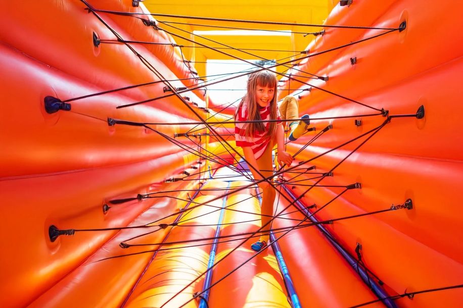 FunBox, le plus grand parc gonflable du monde débarque en en Île de France pour 3 mois