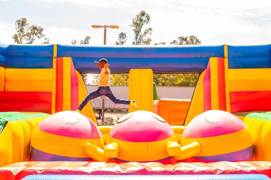 FunBox, le plus grand parc gonflable du monde débarque en en Île de France pour 3 mois