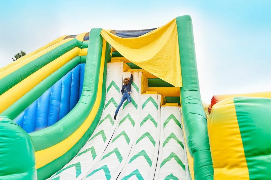 FunBox, le plus grand parc gonflable du monde débarque en en Île de France pour 3 mois