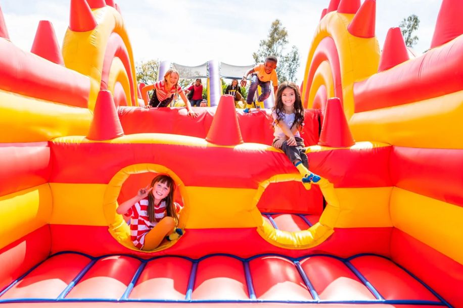 FunBox, le plus grand parc gonflable du monde débarque en en Île de France pour 3 mois