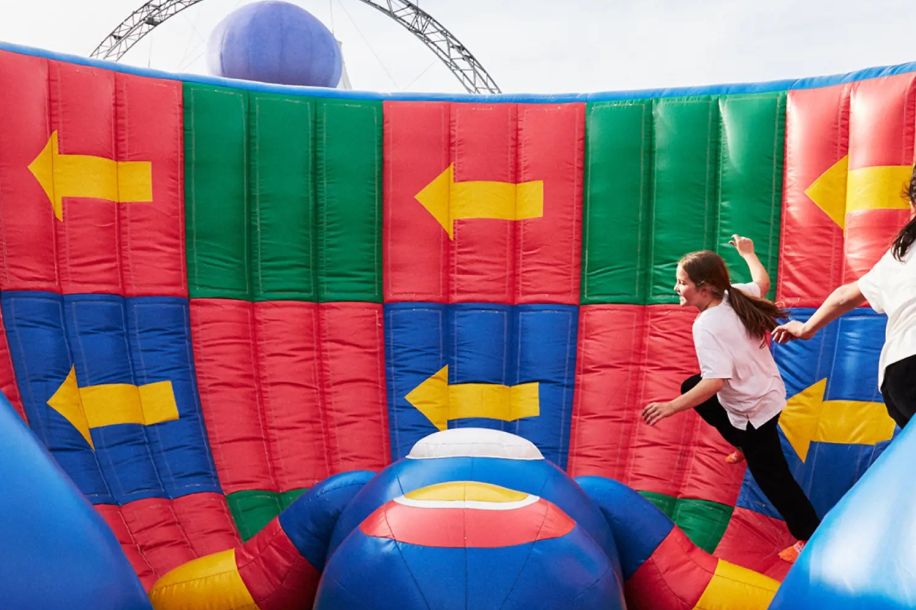 FunBox, le plus grand parc gonflable du monde débarque en en Île de France pour 3 mois